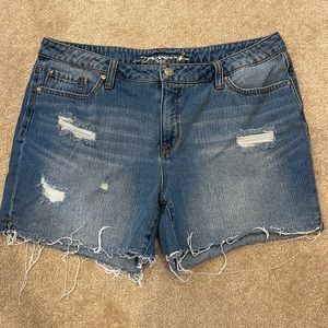 Seven7 distressed Jean shorts, size 16